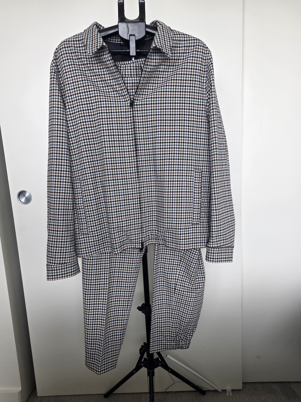 Express Men’s Houndstooth Zip-Front Jacket in Black & White